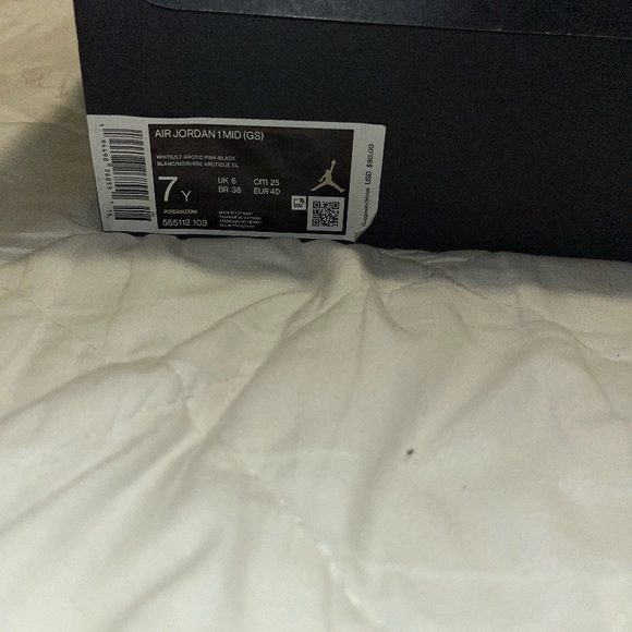 Jordan 1 pink and black. Size 7y. To big for me and in great condition. - Picture 7 of 7